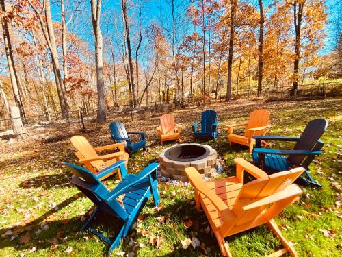 a group of chairs sitting around a fire pit at Cedar Mill Hideaway in Woodbury