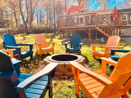 a group of chairs sitting around a fire pit in a yard at Cedar Mill Hideaway in Woodbury