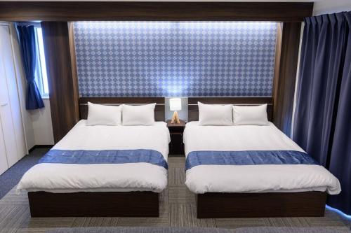 Habitación de hotel con 2 camas y ventana en winco - Vacation STAY 06658v, en Tokio