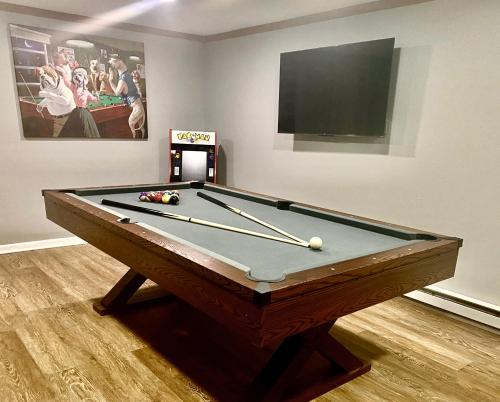 a pool table in a room with a tv at Cedar Mill Hideaway in Woodbury
