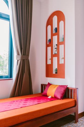 Postel nebo postele na pokoji v ubytování De'Colore Villa Hoi An