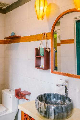 Koupelna v ubytování De'Colore Villa Hoi An