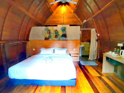 una camera con letto bianco di Ovai Hidden Paradise Resort a Papar