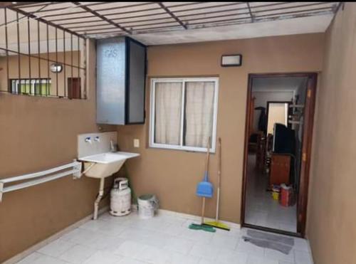 bagno con lavandino e specchio di Duplex a Santa Teresita