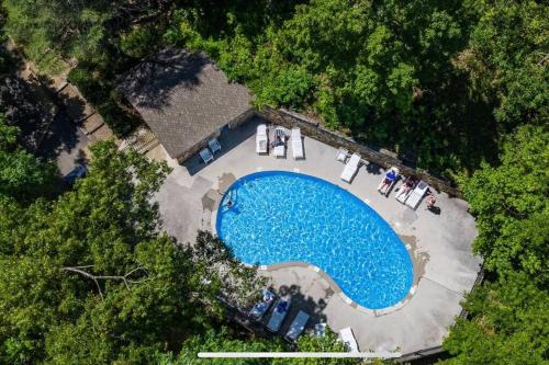 an overhead view of a swimming pool in a yard at Misty Mountain Hop - Cobbly Nob Cabin with HotTub, Fast Wi-Fi, Privacy, Pool in Gatlinburg