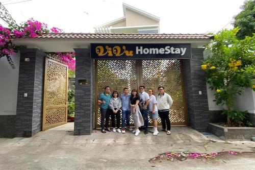 a group of people standing in front of a store at VIVU HOMESTAY VUNG TAU in Vung Tau