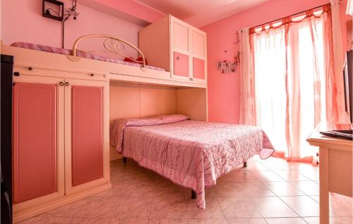 1 dormitorio con 1 cama en una habitación rosa en Cozy Apartment In Santa Venerina With Outdoor Swimming Pool en Santa Venerina
