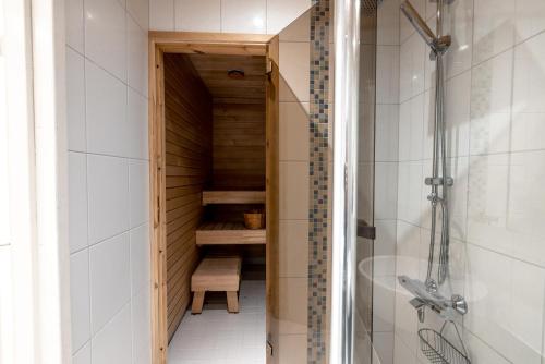 Koupelna v ubytování 2ndhomes Modern 1BR Home with Sauna and Balcony in Bulevardi