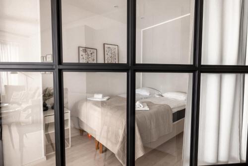 Postel nebo postele na pokoji v ubytování 2ndhomes Modern 1BR Home with Sauna and Balcony in Bulevardi