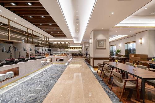 a restaurant with a pool in the middle of the room at Jeju Sun Hotel & Casino in Jeju