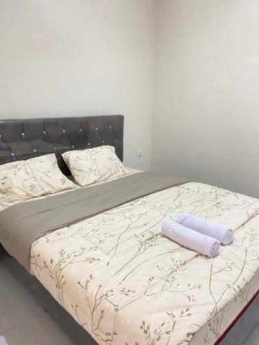 Postel nebo postele na pokoji v ubytování Wayang Ajen Guest House Nuasri Subang