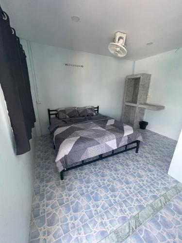 una camera con un letto di Escape Divers Hostel a Ko Tao