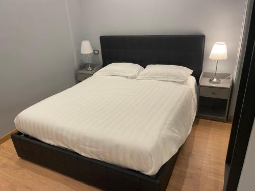 duże łóżko z białą pościelą i poduszkami w obiekcie Piazzale Clodio Suite w Rzymie