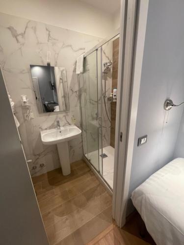 W łazience znajduje się umywalka i prysznic. w obiekcie Piazzale Clodio Suite w Rzymie