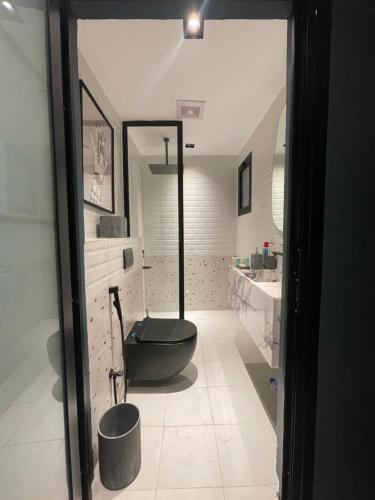 a bathroom with a black tub and a sink at صممت للاسترخاء in Riyadh