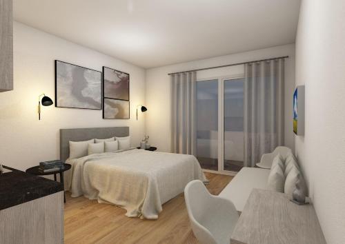 ein Hotelzimmer mit einem Bett und einem Fenster in der Unterkunft Stavento in Diakopto
