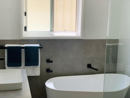 Ένα μπάνιο στο Cheerful/family friendly home with water views