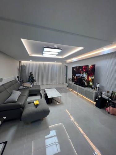 salon z kanapą i telewizorem w obiekcie Cozy Space with Modern Interior in Hwaseong w mieście Hwaseong