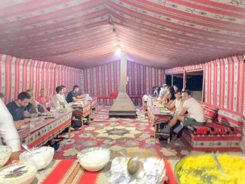 Επισκέπτες που μένουν στο Wadi Rum Nova camp
