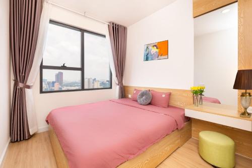 胡志明市Yu Stay Green Premium Luxury 2bedrooms Condotel in D1 near Bui Vien Street的带粉色床和窗户的卧室