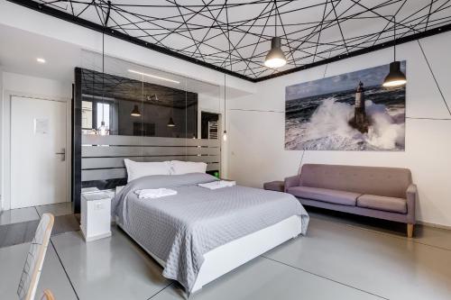 1 dormitorio con 1 cama y 1 sofá en The Upper Suites, en Roma