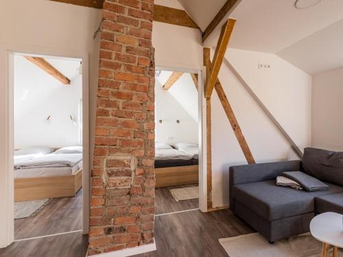 ein Wohnzimmer mit Sofa und ein Schlafzimmer in der Unterkunft Zur Altstadt in Monschau