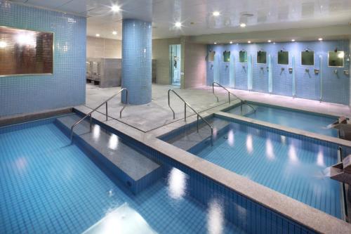 - une grande piscine à deux voies dans un bâtiment dans l'établissement Hanwha Resort Jeju, à Jeju