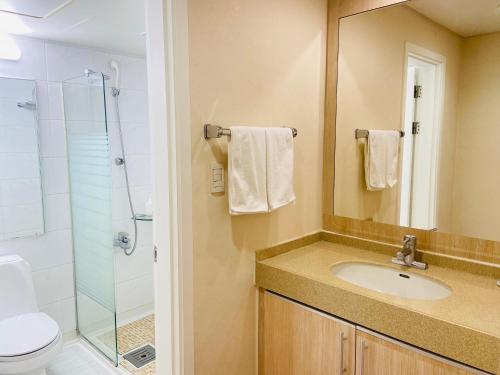 a bathroom with a sink and a shower at Hanwha Resort Pyeongchang in Pyeongchang 