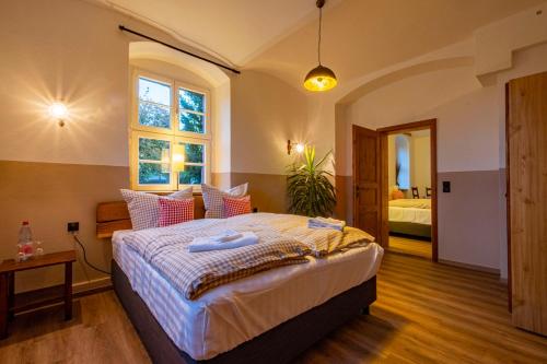 ein Schlafzimmer mit einem großen Bett in einem Zimmer in der Unterkunft Ferienhaus Muldenschlösschen in Colditz