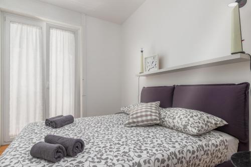 ミラノにある[Marghera-Fiera] Appartamento elegante e luminosoのベッドルーム1室(ベッド1台、タオル2枚付)
