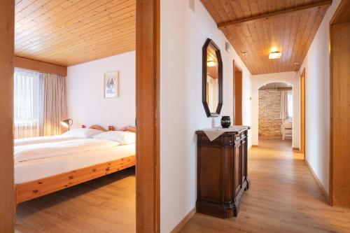 - une chambre avec un lit et un plafond en bois dans l'établissement Apartment Jungfrau Lodge, à Grindelwald