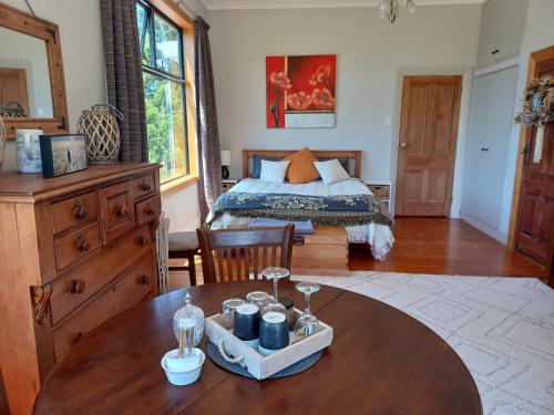 um quarto com uma cama e uma mesa de madeira em Hunter Farm em Kononi