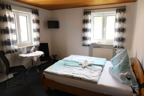 Un dormitorio con una cama con una estrella de mar. en Pension Agathe, en Beilngries