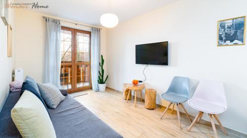 Μια τηλεόραση ή/και κέντρο ψυχαγωγίας στο Wonder Home - Apartamenty z balkonami Leśny Dom II - w cichej i zielonej części Karpacza