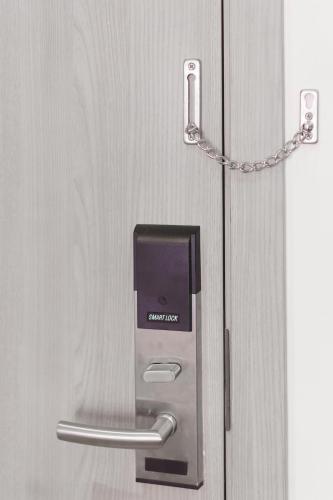 a security card on a door with a chain at Fifth Pattaya Jomtien By Shiwalai Int in Jomtien Beach
