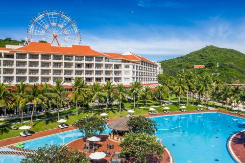 un hôtel avec une grande piscine et une grande roue dans l'établissement Vinpearl Resort Nha Trang, à Nha Trang