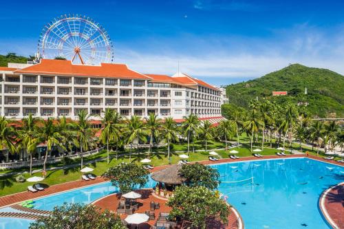 ニャチャンにあるVinpearl Resort Nha Trangの大型プールと観覧車を併設するホテル