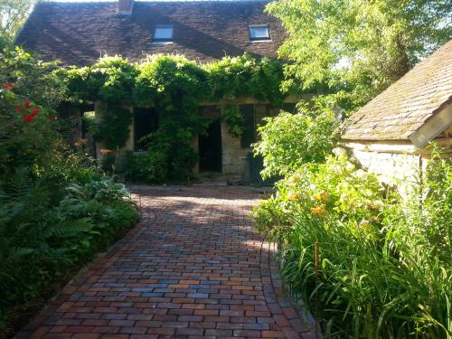 une passerelle en briques devant une maison dans l'établissement gite d'Albertine, à Ully-Saint-Georges
