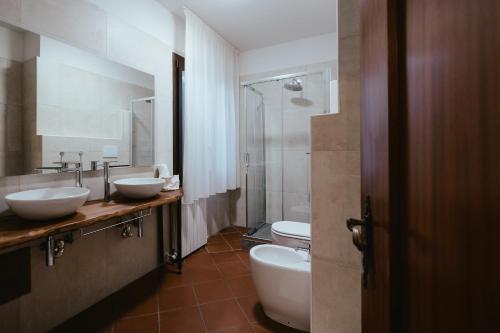 uma casa de banho com 2 lavatórios e um WC em Acetaia Malagoli Daniele e B&B em Castelfranco Emilia