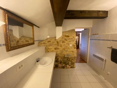 Cosy former bakery house with communal swimming pool tesisinde bir banyo