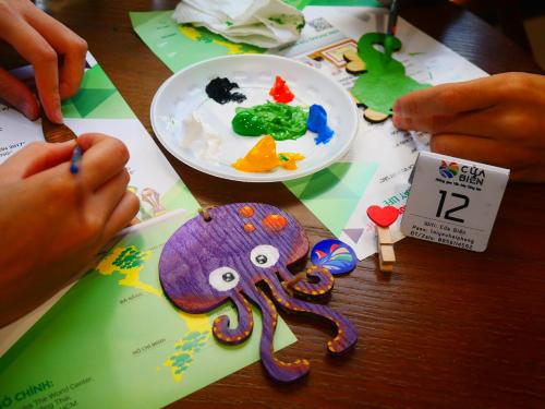 a table with a child making an octopus craft at Cửa Biển Homestay in Hai Phong