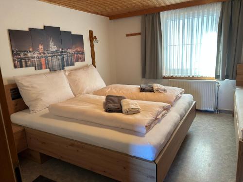 ein Schlafzimmer mit einem großen Bett in einem Zimmer in der Unterkunft Appartement Fischbacher in Schladming