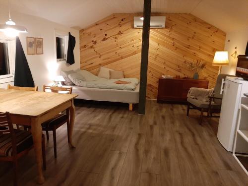 uma sala de estar com uma cama e uma mesa em The Cottage em Brædstrup