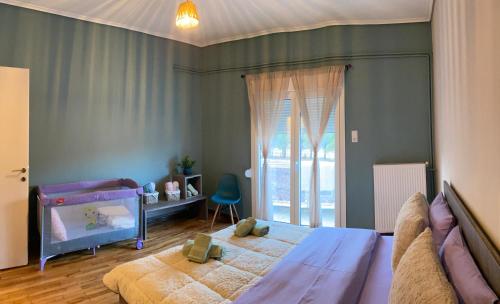 een slaapkamer met 2 bedden en een groot raam bij Helen's Art House in Pýli