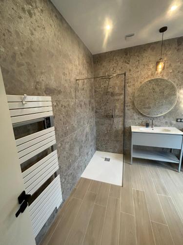 une salle de bain avec une douche, un lavabo et un miroir dans l'établissement VILLA BEL AIR CANNES - 240m2 - Freshly completely renovated - Beach - Pool - No Party allowed - No bachelor-ette stay, à Cannes