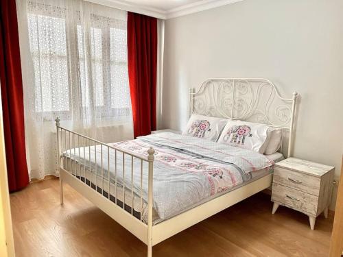 Un ou plusieurs lits dans un hébergement de l'établissement Luxury & Modern 1+1 Apartment in the centre of Istanbul