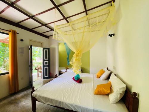 Un pat sau paturi într-o cameră la Nature Villa Unawatuna