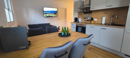 a kitchen with a table and chairs in a kitchen at Apartment auf der Schladminger Sonnenseite - smart, zentral & ruhig in Schladming