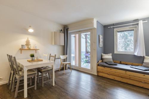 une chambre avec un lit et une table et une salle à manger dans l'établissement Rivière 210 - Happy Rentals, à Chamonix-Mont-Blanc