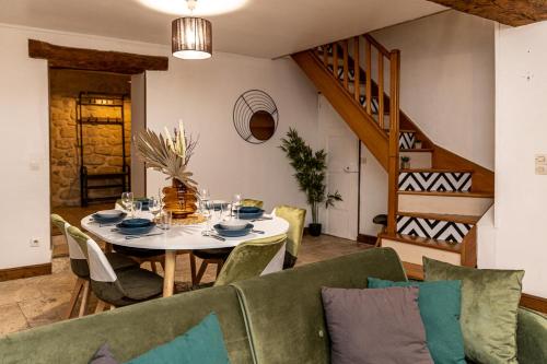 une salle à manger avec une table et des chaises dans l'établissement Sleep Closer*Leisure Island*Calm*Nature*Tourism, à Vauréal